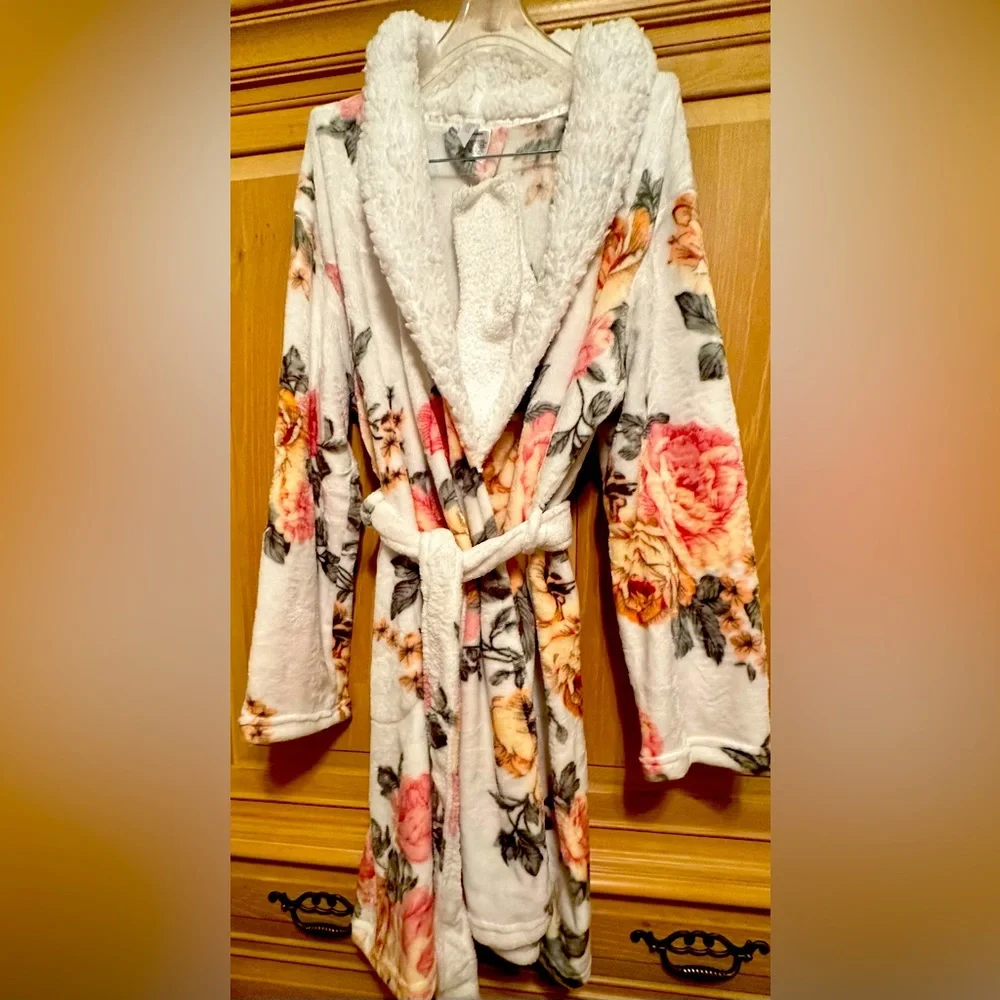 Flora Robe - Picture 1 of 6